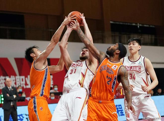 艾顿：我来湖人是填补空缺的，他们长期缺少攻守兼备的大个子（艾顿：加盟湖人是为补短板，球队长期缺少攻防一体的内线）