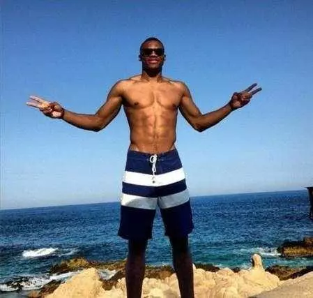 对乌奈-西蒙说了啥？恩里克打趣：别想进我带的国家队了（恩里克调侃乌奈-西蒙：别想入选我执教的国家队）