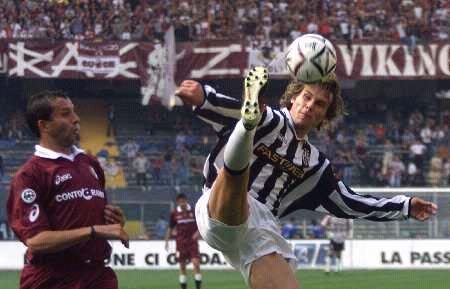 记者：多家豪门有意荷甲19岁中场斯密特，后者被标价2200万镑（多家豪门相中荷甲19岁中场斯密特，标价2200万英镑）