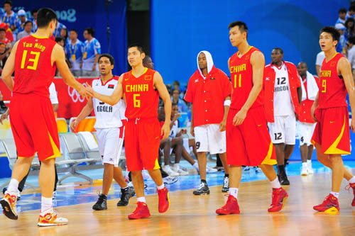 2025年世界女排联赛总决赛中，意大利女排以3-0战胜美国队，晋级四强。（2025年世联赛总决赛阶段，意大利女排3比0完胜美国队，跻身四强）