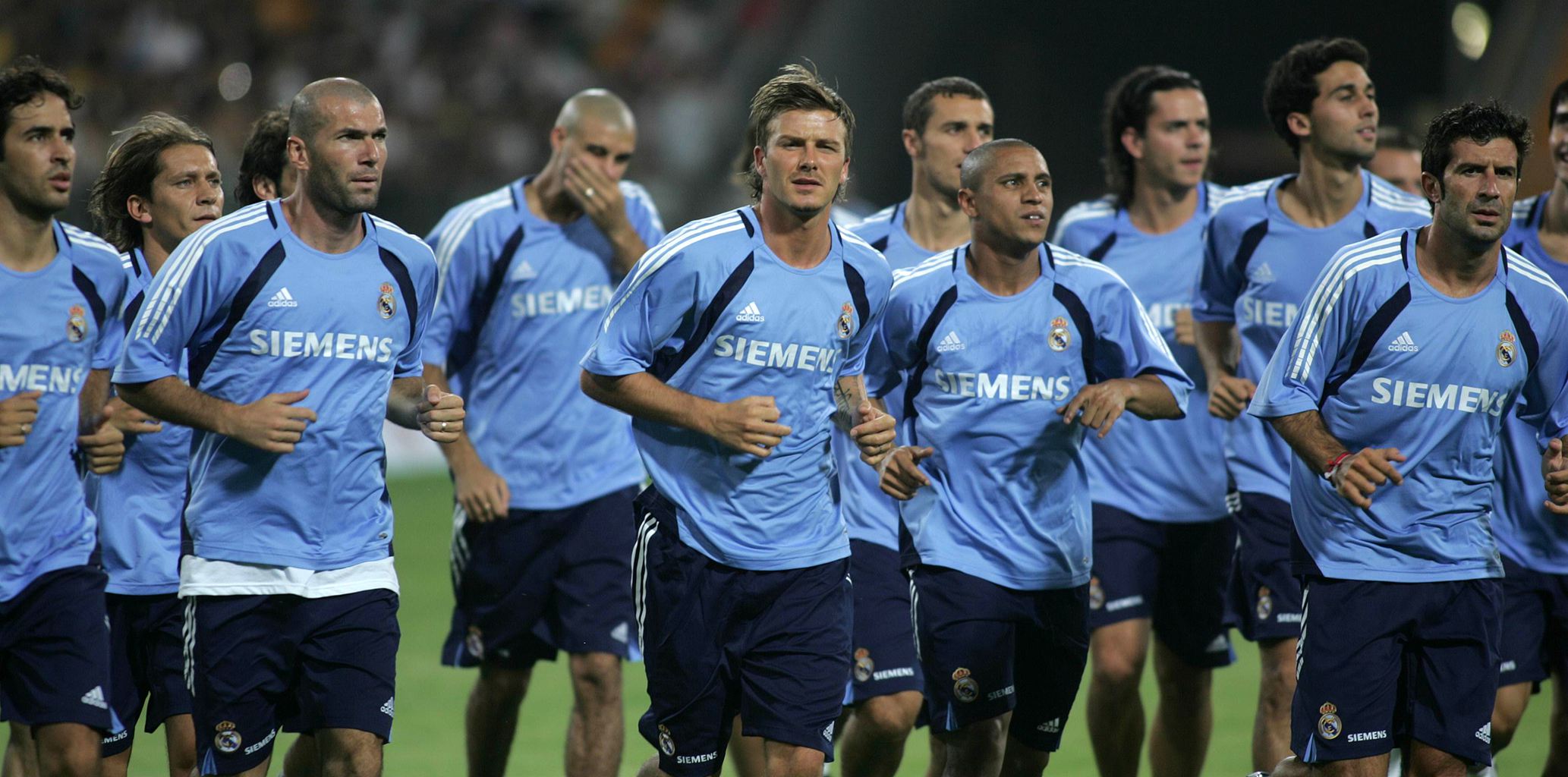 上海申花续约斯卢茨基，欲在亚冠和巴西引援中提升竞争力，期待其带领球队争冠。（申花与斯卢茨基续约，发力亚冠与巴西引援提升战力，盼其率队冲冠）