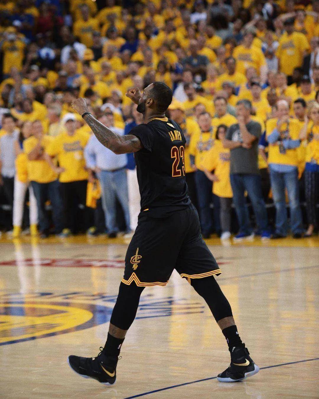 不讲理！特雷·杨追身三分再中 第三节已经拿到12分（火力全开！特雷·杨又中追身三分，第三节斩获12分）