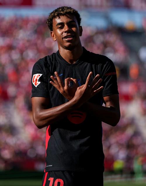 主裁谈拜仁点球：塔的手扩大了接触面积；凯恩的肘碰到了对方（主裁解析拜仁点球判罚：塔手部扩大防守面积，凯恩肘部与对手有接触）