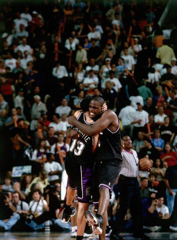 状态火热！穆雷首节6中4得到10分2篮板1助攻（穆雷开局火力全开：首节6投4中拿下10分2篮板1助攻）